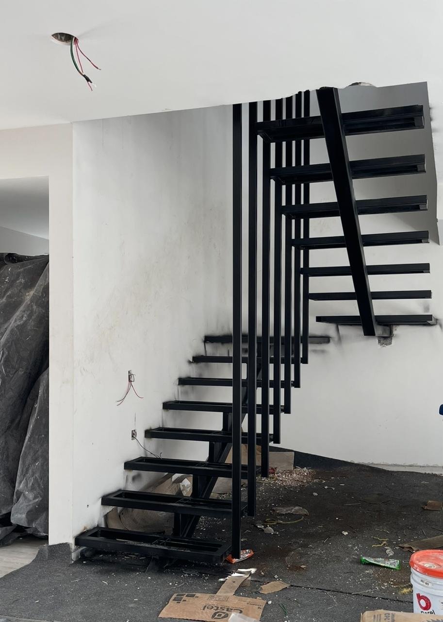 Escalera interior. Placa negra, peldaño volado.